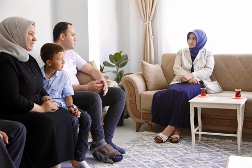 Dr. Selma Ünlüer Hanımefendi İç Güvenlik Yaralısı Ahmet Dağ’ı Ziyaret Etti