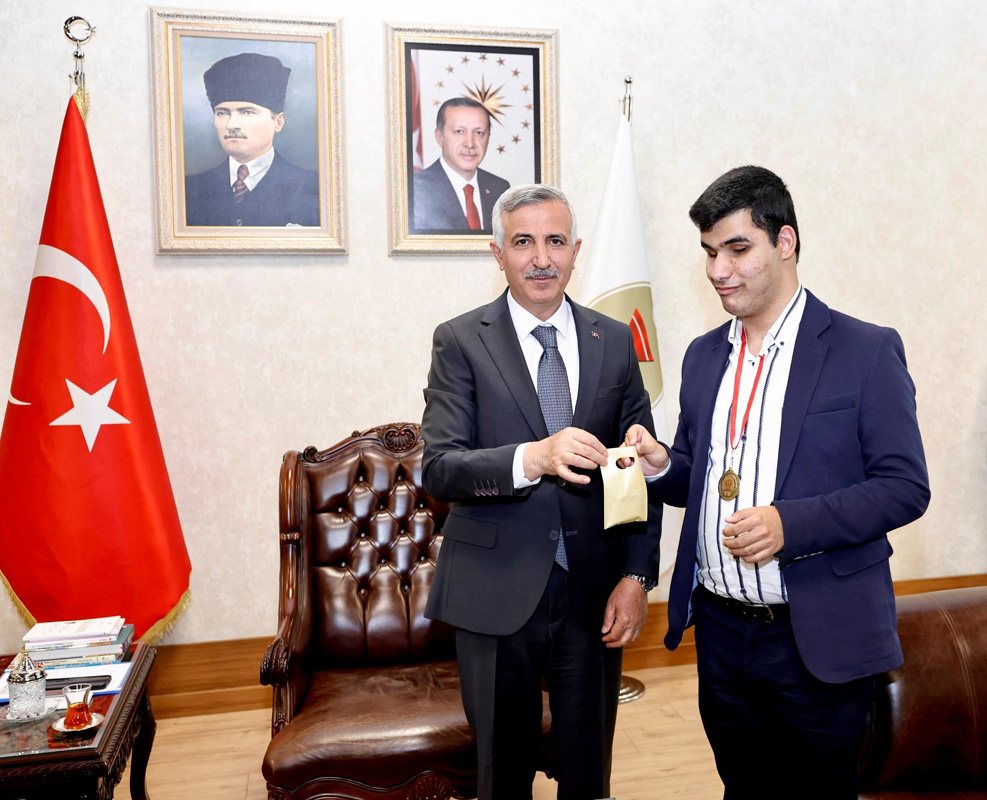 Vali Ünlüer, Genç Sadâ Kur’an-ı Kerimi Güzel Okuma Yarışması Türkiye Birincisi Hafız Muhammed Yiğit Karaokur’u Misafir Etti